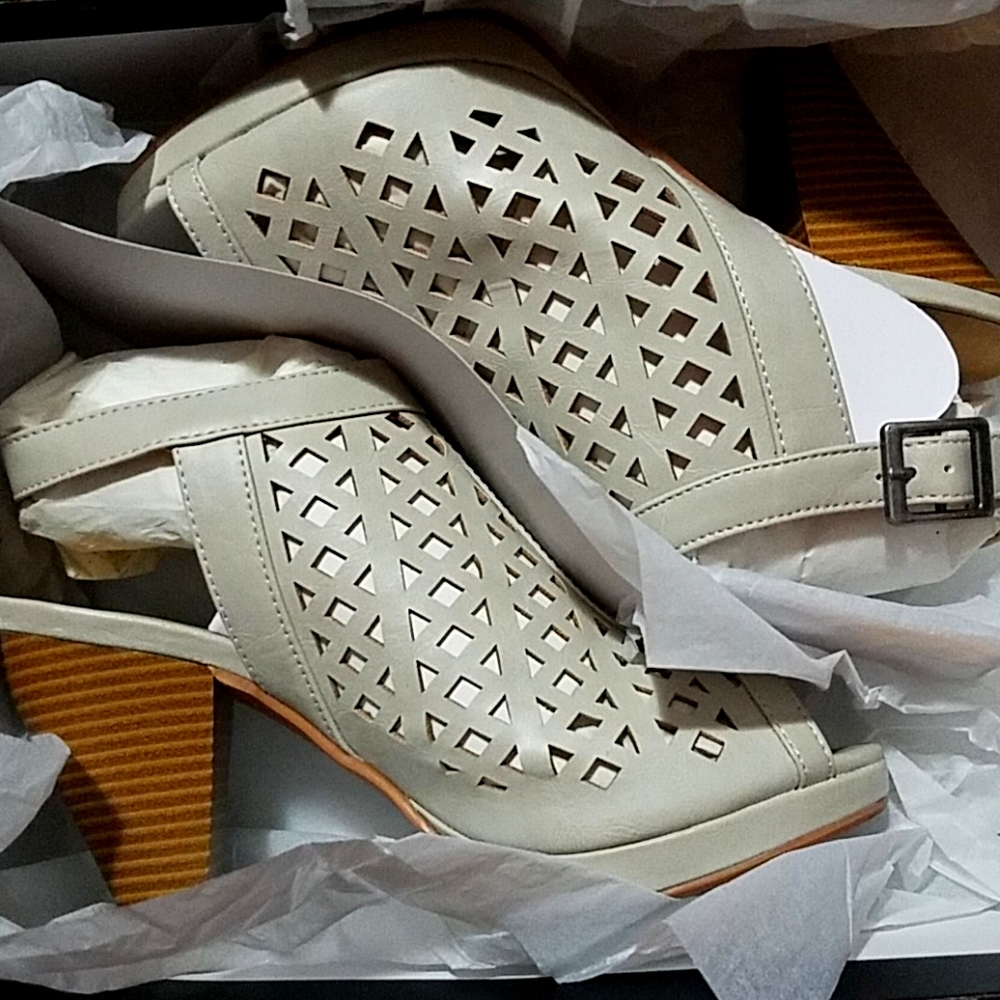 CL by laundry peep toe shoes